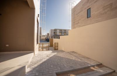 CORNER UNIT | CLOSE TO AMENETIES | MOTIVATED SELLER