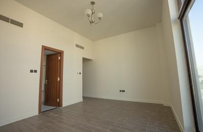 CORNER UNIT | CLOSE TO AMENETIES | MOTIVATED SELLER
